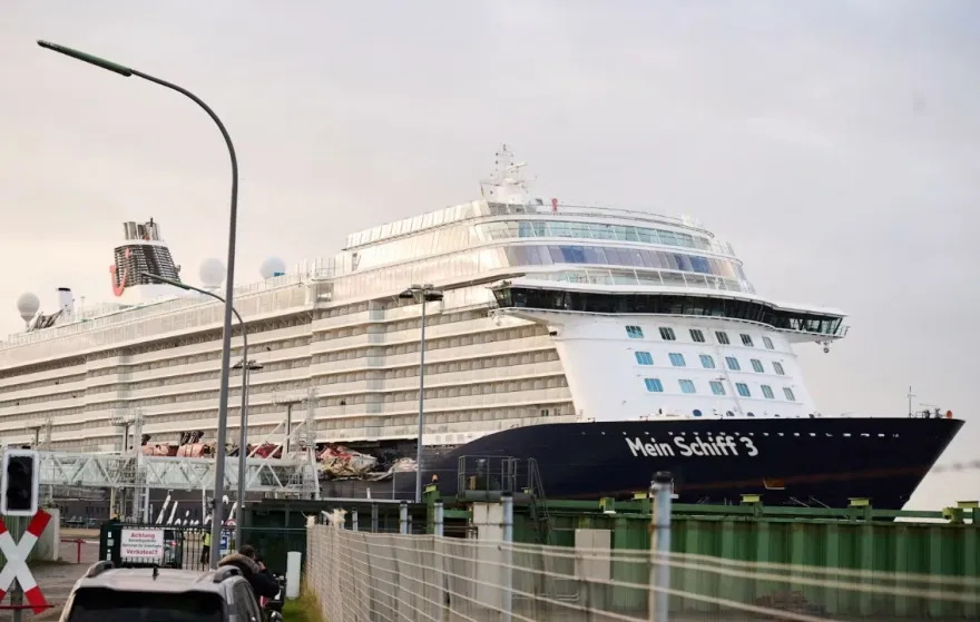 Το κρουαζιερόπλοιο Mein Schiff 3 μετά τη σύγκρουση στο Μπρεμερχάφεν